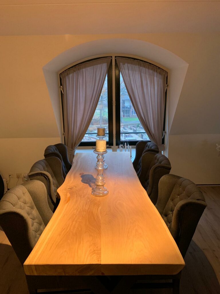Eettafel maatwerk douglas hout met stoelen