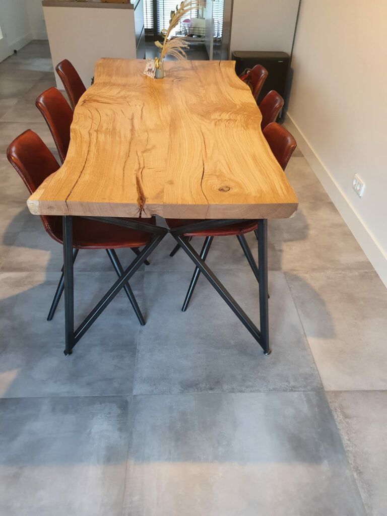 Eettafel maatwerk douglas hout met stoelen