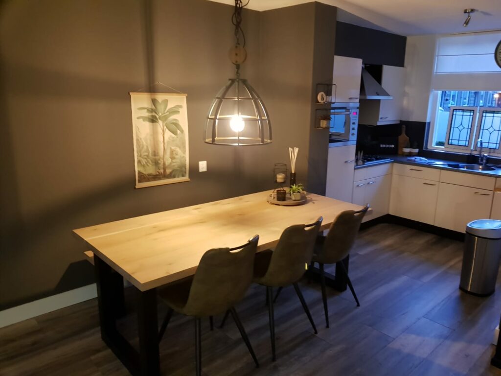 Eettafel maatwerk douglas hout met stoelen